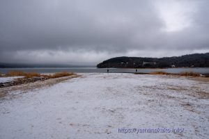 うっすらと白くなった平野湖畔