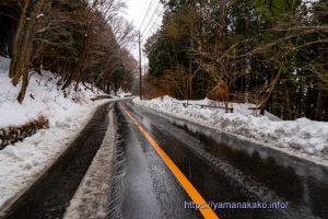 湖畔周回道路には積雪があった