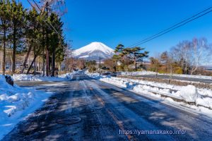 富士山を仰ぎ見る国道413号線の様子