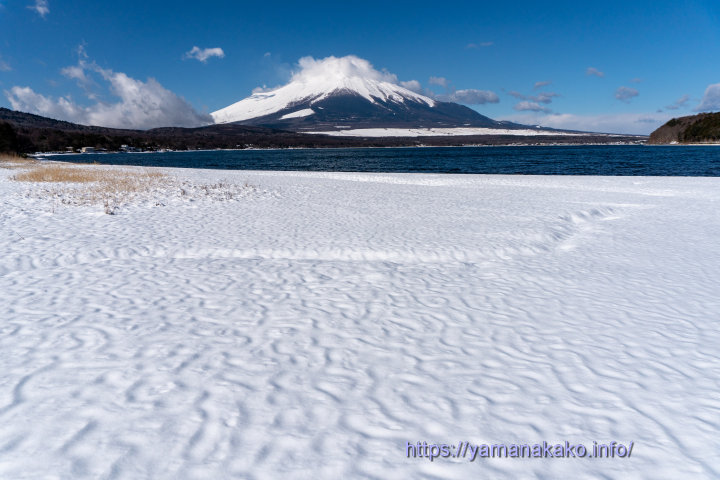 風紋のある雪原から望む富士山