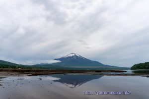小さな入り江に逆さ富士