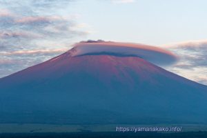 シャンプーハットのような雲がかかる富士山