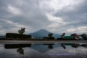 水たまりに映る逆さ富士