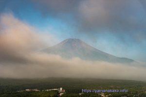 雲間から薄ぼんやり富士山