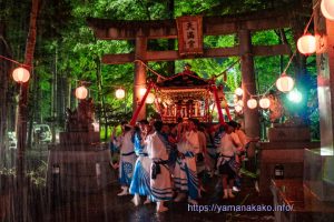 雨の中出発した神輿