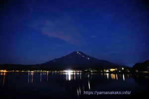夜明け前の富士山