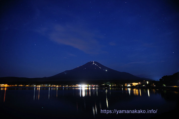 夜明け前の富士山
