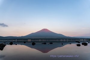 朝の逆さ富士