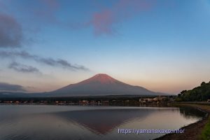早朝の富士山全景