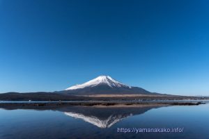 青空の下に逆さ富士