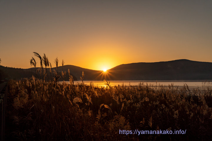 三国峠から昇る日の出