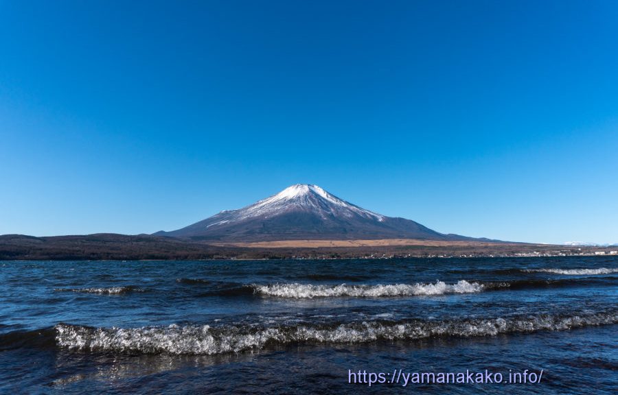 波打ち際から望む富士山