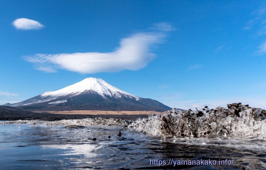 湖畔の霜柱と離れ笠雲のかかった富士山