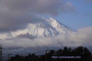 雲間からちょっとだけ見えた富士山