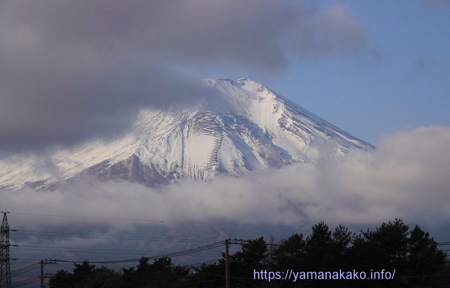 雲間からちょっとだけ見えた富士山