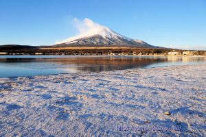 雪で白くなった山中湖畔