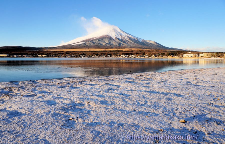 雪で白くなった山中湖畔