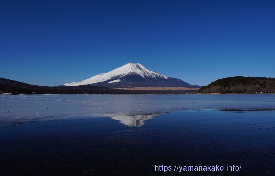 まだ氷のある平野湖畔から望む富士山
