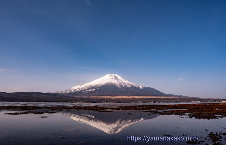 小さな入り江に映る逆さ富士