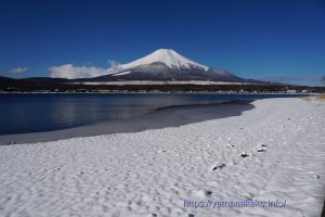 雪で真っ白になった山中湖畔