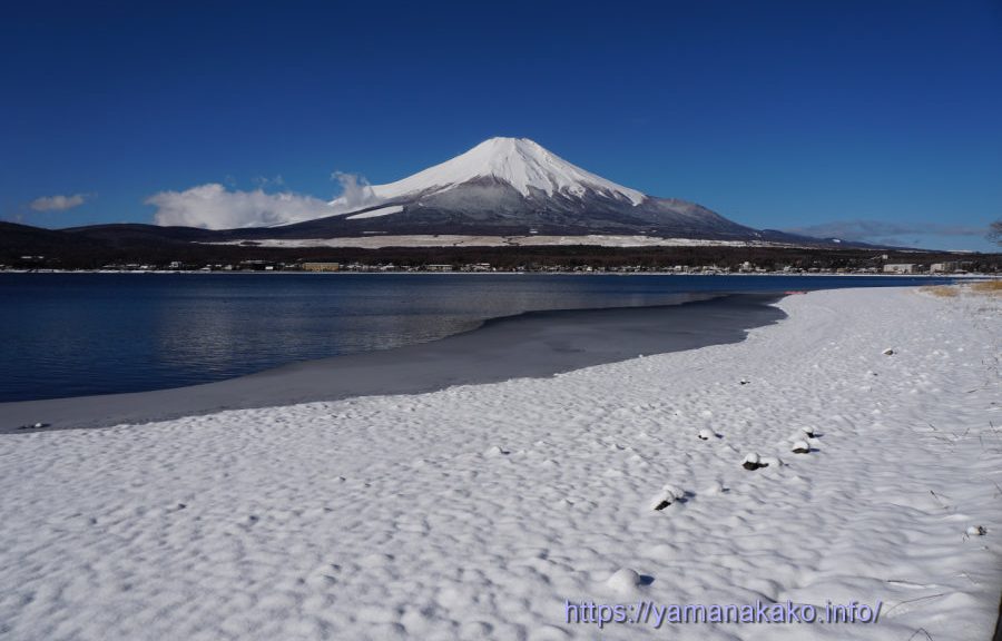 雪で真っ白になった山中湖畔