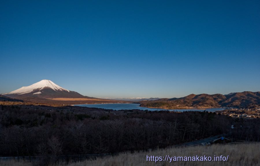 パノラマ台から山中湖と富士山