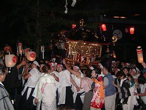 諏訪神社境内に到着、御輿には婦人や夫婦が連なります