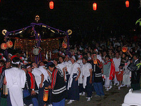 諏訪神社に到着した神輿
