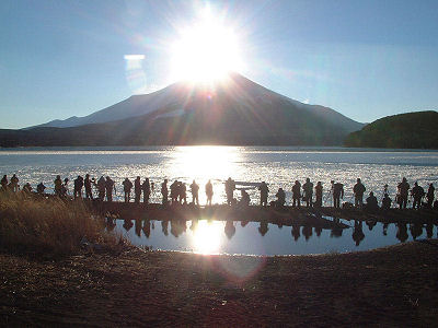 2004年2月15日　湖畔に並ぶカメラマン