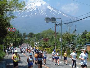 雄大な富士山に抱かれたランナー