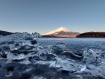 湖畔の氷が様々な形をしていて面白い。 22年2月16日撮影