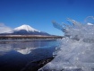 湖畔に打ち上げられた氷が重なり合い、その横で逆さ富士が見られました。 22年2月24日撮影
