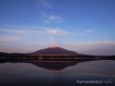 平らな湖面に映る逆さ富士が見られました。 23年5月5日撮影