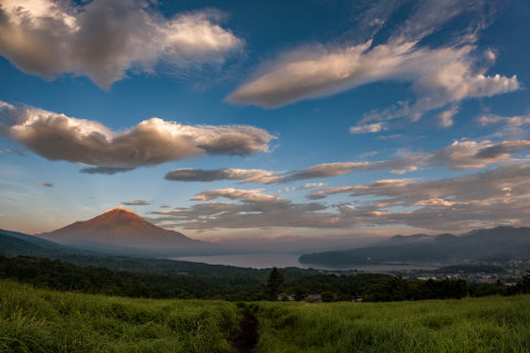吊るし雲と富士山と山中湖