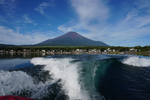 8/8、湖上から望む富士山